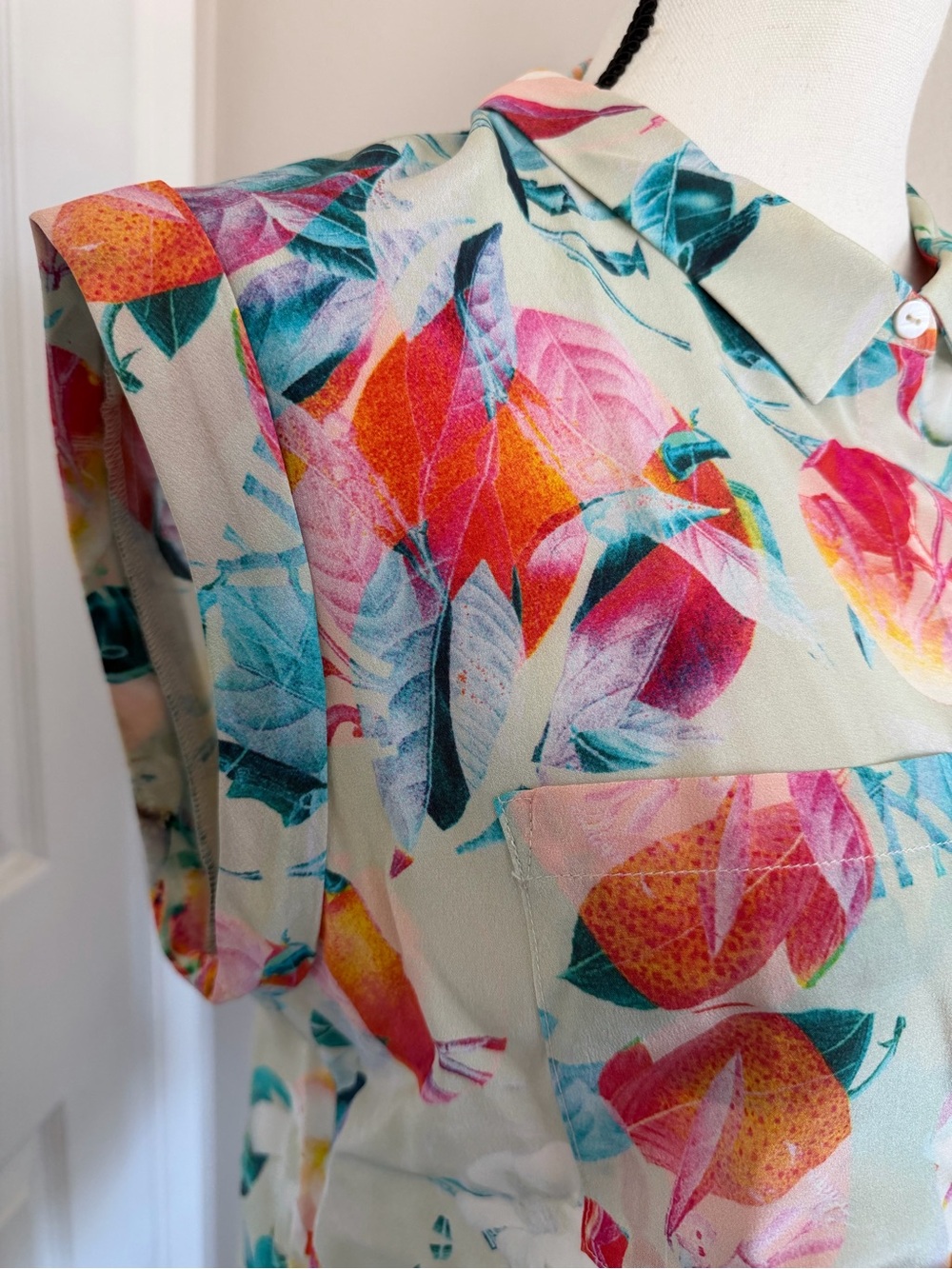 TOWNSEN NWOT Floral Cap-Sleeve Button-Down Blouse - Picture 3 of 8